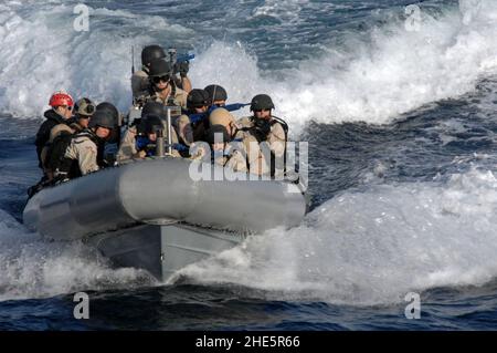 Segler fahren während einer VBSS-Übung in einem RHIB. (8427150628). Stockfoto