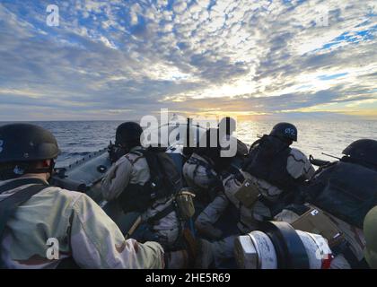 Segler fahren auf einer RHIB für eine VBSS-Übung. (8467234641). Stockfoto