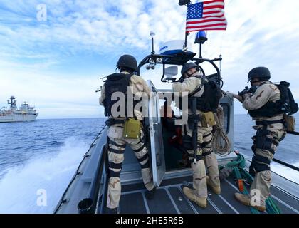 Segler fahren auf einer RHIB für eine VBSS-Übung. (8467234165). Stockfoto