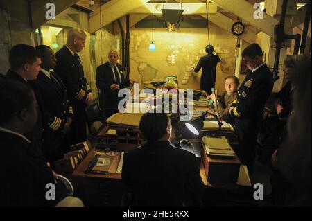 Seeleute besuchen das Churchill war Rooms Museum in London. Stockfoto