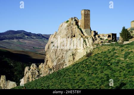 Der Turm von Pietratagliata Burg auf Felsen, Landschaftsgeschichte Siziliens Stockfoto