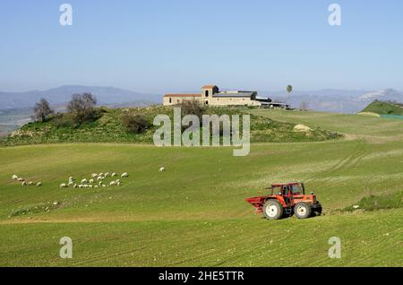 Landschaft Landschaft von Sizilien ländlichen Binnenland mit Traktor Stockfoto