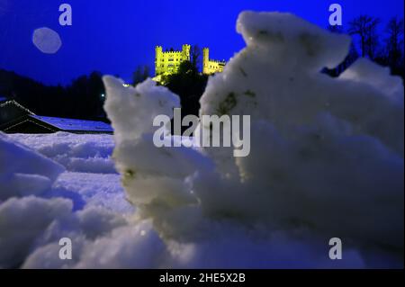 Schwangau, Deutschland. 09th Januar 2022. Die Burg Hohenschwangau steht am frühen Morgen hinter dem gestapelten Schnee. Quelle: Karl-Josef Hildenbrand/dpa/Alamy Live News Stockfoto