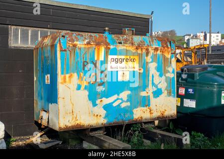 Alter rostiger Öltank am Strand von Hastings Stade Stockfoto