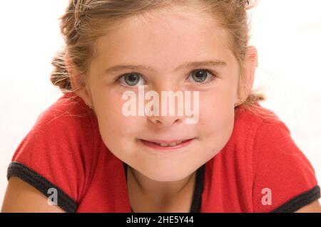 Porträt eines blonden kaukasischen Mädchen mit rotem Hemd lächelnd Stockfoto