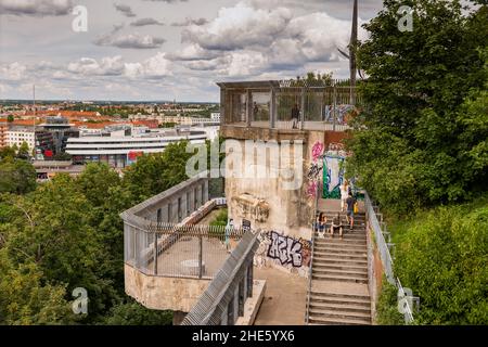 Berlin, Deutschland, Humboldthain Flak Tower, Nazi-Luftabwehrturm aus dem Zweiten Weltkrieg im Humboldthain Park, Bezirk Gesundbrunnen. Stockfoto