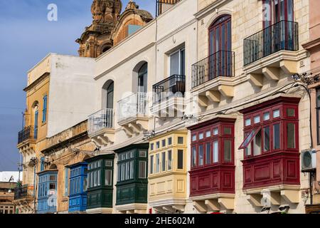 Traditionelle maltesische Häuser mit Balkon in Msida Stadt in Malta Stockfoto
