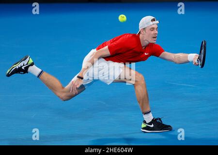 Sydney, Australien. 09th Januar 2022. Denis Shapovalov vom Team Canada trifft den Ball gegen Pablo Carreno Busta vom Team Spain beim ATP-Pokalfinale am 9. Januar 2022 in der Ken Rosewall Arena, Sydney Olympic Park, Sydney, Australien. Foto von Peter Dovgan. Nur zur redaktionellen Verwendung, Lizenz für kommerzielle Nutzung erforderlich. Keine Verwendung bei Wetten, Spielen oder Veröffentlichungen einzelner Clubs/Vereine/Spieler. Kredit: UK Sports Pics Ltd/Alamy Live Nachrichten Stockfoto