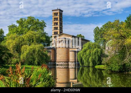 Friedenskirche und See im Marly-Garten auf dem Schlossgelände des Sanssouci-Parks in Potsdam. Romanische Wiedergeburt Stockfoto