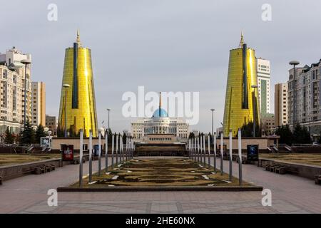 Nur Sultan (Astana), Kasachstan, 11.11.21. Das Gebäude des Präsidentenpalastes AK Orda mit zwei Golden Towers vom Nurjol Boulevard aus gesehen. Stockfoto