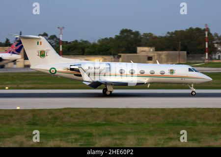 Elfenbeinküste Air Force Gulfstream Aerospace G-1159A Gulfstream III (REG: TU-VAF) Landebahn 13 nach Sonnenuntergang. Stockfoto