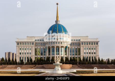 Nur Sultan (Astana), Kasachstan, 11.11.21. AK Orda Präsidentenpalast mit blauer Kuppel und goldenem Turm. Stockfoto