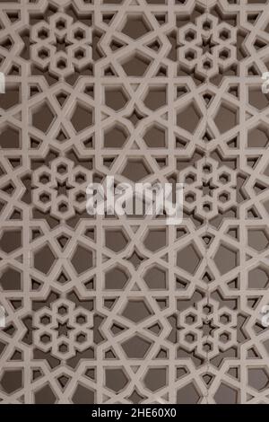 Arabeske Steindurchbrochene Fassade im arabischen Stil in der Altstadt von Dubai (Deira) mit geometrischen Formen und Mustern aus Sternen und Blumen. Stockfoto