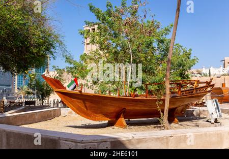 Traditionelles Ruderboot aus Holz - abra - ausgestellt im Al Fahidi Historical District, Dubai, Vereinigte Arabische Emirate. Stockfoto