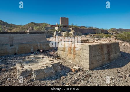 Kupferschmelze, Staubkammer in der Ferne, Ruinen in Swansea Copper Mining Townsite, Buckskin Mountains, Sonoran Desert, Arizona, USA Stockfoto