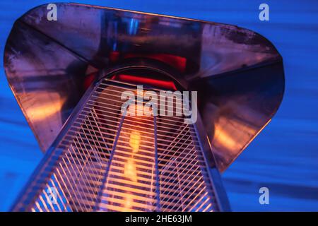 Heizlampe heizofen zwischen den Tischen eines offenen Cafe platziert Stockfoto