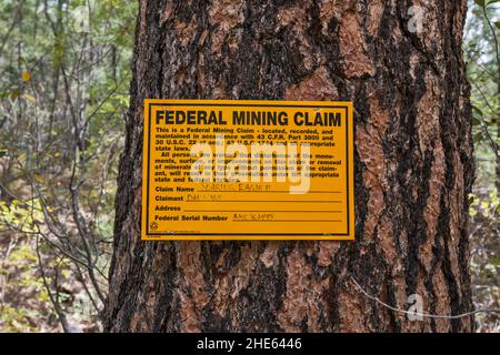 Schild für Bergbaukonzessnahmen, Senator Highway 52, Backroad in Bradshaw Mountains, Prescott National Forest, Arizona, USA Stockfoto