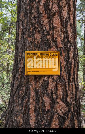 Schild für Bergbaukonzessnahmen, Senator Highway 52, Backroad in Bradshaw Mountains, Prescott National Forest, Arizona, USA Stockfoto