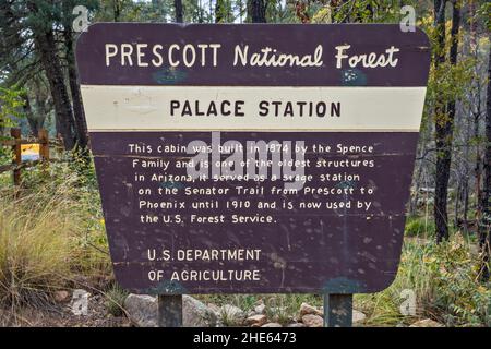 Schild an der Palace Station, 1874, Hütte am Senator Highway 52, Backroad in Bradshaw Mountains, Prescott National Forest, Arizona, USA Stockfoto