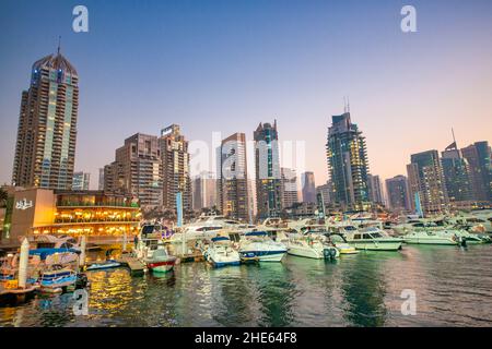 DUBAI, VAE - 5. DEZEMBER 2016: Gebäude der Dubai Marina bei Nacht. Wolkenkratzer am Wasser Stockfoto