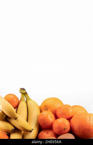 Banner von verschiedenen frischen Früchten isoliert auf weißem Hintergrund. Konzept der gesunden Ernährung. Rand von verschiedenen Früchten mit Platz für Text Stockfoto