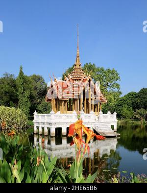 Thailändischer Pavillon oder Pavillon im Wasser, Gartengebäude in Suan Luang Rama 9 in Bangkok, Thailand. Stockfoto