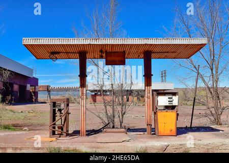 Verlassene Zapfsäule in den Alquife Minen in Granada. Stockfoto