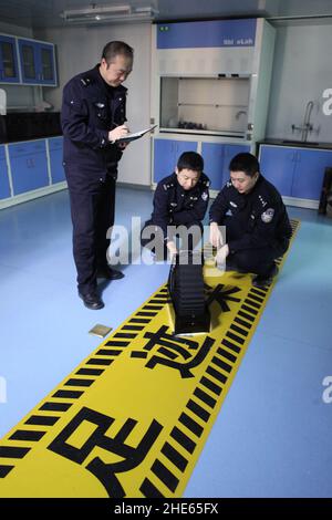 LIANYUNGANG, CHINA - 7. JANUAR 2022 - Technische Experten der kriminellen Wissenschafts- und Technologieabteilung des Kriminaluntersuchungsbüros der Kneipe Stockfoto