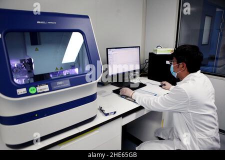 LIANYUNGANG, CHINA - 7. JANUAR 2022 - die DNA-Sequenzierung wird von technischen Experten des Verbrecherverbrechers Science and Technology Branch of the Criminal durchgeführt Stockfoto