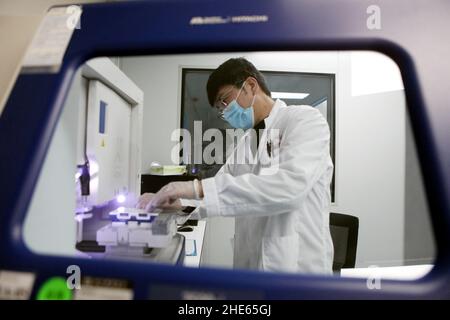 LIANYUNGANG, CHINA - 7. JANUAR 2022 - die DNA-Sequenzierung wird von technischen Experten des Verbrecherverbrechers Science and Technology Branch of the Criminal durchgeführt Stockfoto