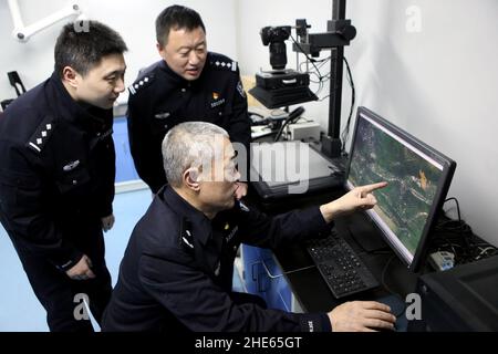 LIANYUNGANG, CHINA - 7. JANUAR 2022 - Ein technischer Experte der Abteilung für kriminelle Wissenschaft und Technologie des Strafverfolgungsbüros der Pu Stockfoto