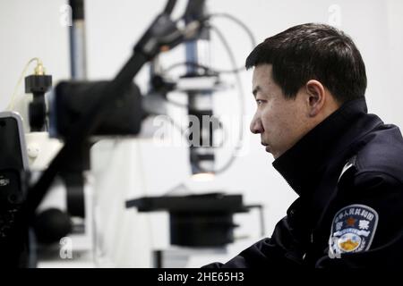 LIANYUNGANG, CHINA - 7. JANUAR 2022 - Technische Experten der Abteilung für Kriminalwissenschaft und -Technologie des Strafverfolgungsbüros der P Stockfoto