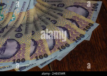 Geld auf dem Tisch, LEI auf dem Tisch aus nächster Nähe. Geschäftskonzept. Rumänische Währung Stockfoto
