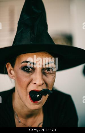 Mädchen mit Make-up und einem Halloween Kostüm Stockfoto