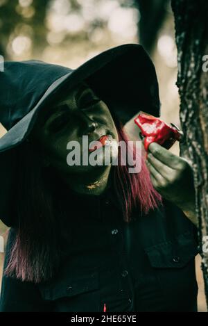 Mädchen mit Make-up und einem Halloween Kostüm Stockfoto