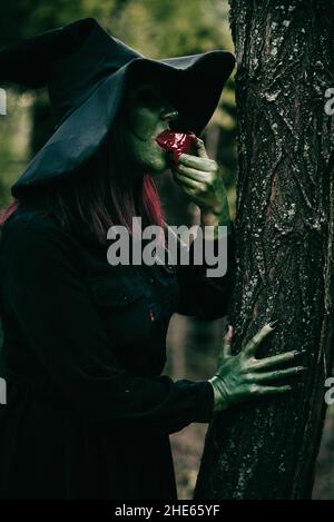 Mädchen mit Make-up und einem Halloween Kostüm Stockfoto