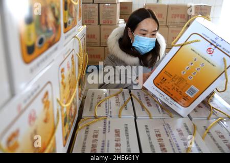 LIANYUNGANG, CHINA - 9. JANUAR 2022 - Arbeiter überprüfen die Verpackung von Essig in einer Essigfabrik in Lianyungang, der ostchinesischen Provinz Jiangsu, Stockfoto