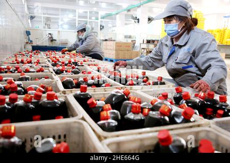 LIANYUNGANG, CHINA - 9. JANUAR 2022 - Arbeiter können in einer Essigfabrik in Lianyungang, der ostchinesischen Provinz Jiangsu, Essig zubereiten, 9. Januar 2022. Stockfoto