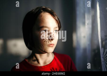 Fröhlicher Teenager mit Zahnspangen, die Zähne zeigen Stockfoto