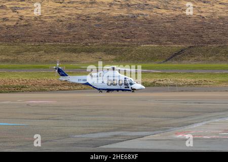 Sorvagur, Färöer-Inseln - 28. April 2018: Blick auf den Hubschrauber Atlantic Airways AgustaWestland AW139 OY-HIH auf dem Flughafen Vagar. Hügel im Hintergrund. Stockfoto