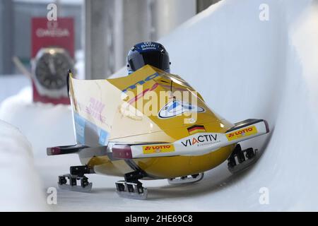 Winterberg, Deutschland. 09th Januar 2022. WINTERBERG, DEUTSCHLAND - 9. JANUAR: Mariama Jamanka und Alexandra Burghardt aus Deutschland treten während des BMW IBSF Bob & Skeleton World Cup in der VELTINS-Eisarena am 9. Januar 2022 in Winterberg in der 2-Frauen-Bobbahn an (Foto: Patrick Goosen/Orange Picics) Credit: Orange Pics BV/Alamy Live News Stockfoto