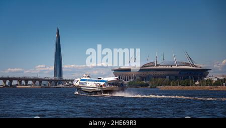 SANKT PETERSBURG, RUSSLAND-14. JUNI 2018: Vor dem Hintergrund des Lakhta-Zentrums und der Gazprom-Arena rast ein Tragflächenboot in Richtung Finnlands Golf Stockfoto