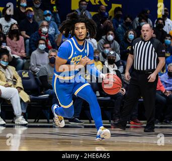 Hass Pavilion Berkeley Calif, USA. 08th Januar 2022. CA U.S.A. UCLA-Wächter Tyger Campbell (10) geht während des NCAA Männer Basketballspiels zwischen UCLA Bruins und den California Golden Bears in den Korb. Die Bruins gewann 60-52 im Hass Pavilion Berkeley Calif. Thurman James/CSM/Alamy Live News Stockfoto