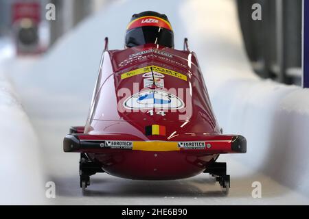 Winterberg, Deutschland. 09th Januar 2022. WINTERBERG, DEUTSCHLAND - 9. JANUAR: Ein belgischer Vannieuwenhuyse und Sara Aerts treten während des BMW IBSF Bob & Skeleton World Cup am 9. Januar 2022 in der VELTINS-Eisarena in Winterberg (Foto: Patrick Goosen/Orange Picics) im Rahmen des 2-Frauen-Bobs im Rahmen der BMW IBSF Bob & Skeleton World Cup an Stockfoto