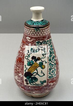 Sake-Flasche in Form eines Teebeckens mit Kürbismuster, Imari-Ware, Japan, Edo-Zeit, 1600s n. Chr., Keramik, Emaille überglasiert Stockfoto