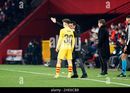 FC Barcelona Trainer Xavi Hernandez sah, wie er Gavi während des La Liga Santander Spiels zwischen dem FC Granada CF und dem FC Barcelona im Nuevo Los Carmenes Stadion Anweisungen gab (Endstand Granada CF 1:1 FC Barcelona). Stockfoto