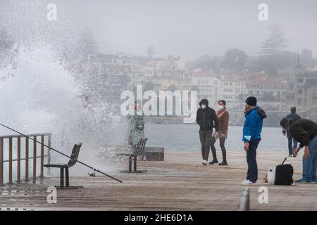 Cascais, Portugal. 03rd Januar 2022. In der Nähe der Schutzzone des Strandboulevards Cascais führen Menschen Outdoor-Aktivitäten durch. Portugal verzeichnete seit Beginn der Pandemie 1.577.784 Fälle und 19.071 Todesfälle im Zusammenhang mit Covid-19, so das Bulletin der Generaldirektion Gesundheit (DSG). (Foto von Jorge Castellanos/SOPA Images/Sipa USA) Quelle: SIPA USA/Alamy Live News Stockfoto