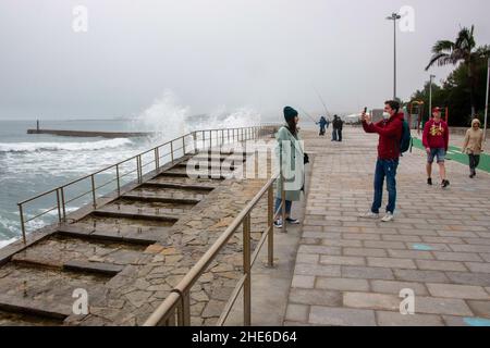 Cascais, Portugal. 03rd Januar 2022. Ein Paar fotografiert in der Nähe einer Wellenschutzzone an der Küste von Cascais. Portugal verzeichnete seit Beginn der Pandemie 1.577.784 Fälle und 19.071 Todesfälle im Zusammenhang mit Covid-19, so das Bulletin der Generaldirektion Gesundheit (DSG). (Foto von Jorge Castellanos/SOPA Images/Sipa USA) Quelle: SIPA USA/Alamy Live News Stockfoto