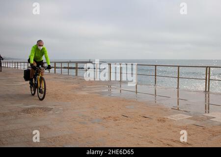 Cascais, Portugal. 03rd Januar 2022. Ein Radfahrer fährt entlang eines Boulevards in der Nähe der Küste von Cascais. Portugal verzeichnete seit Beginn der Pandemie 1.577.784 Fälle und 19.071 Todesfälle im Zusammenhang mit Covid-19, so das Bulletin der Generaldirektion Gesundheit (DSG). (Foto von Jorge Castellanos/SOPA Images/Sipa USA) Quelle: SIPA USA/Alamy Live News Stockfoto