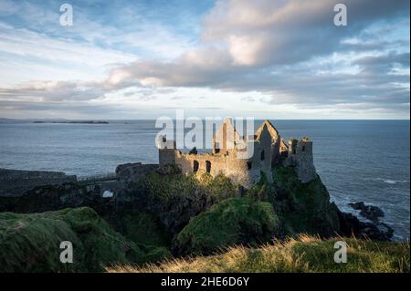 Die Ruinen von Dunluce Castle am Rande der Meeresklippe an der Küste von Nordirland Stockfoto